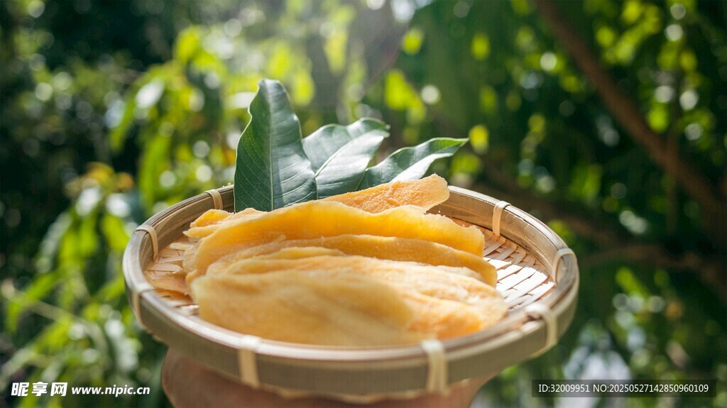 竹篮中的干黄芒果