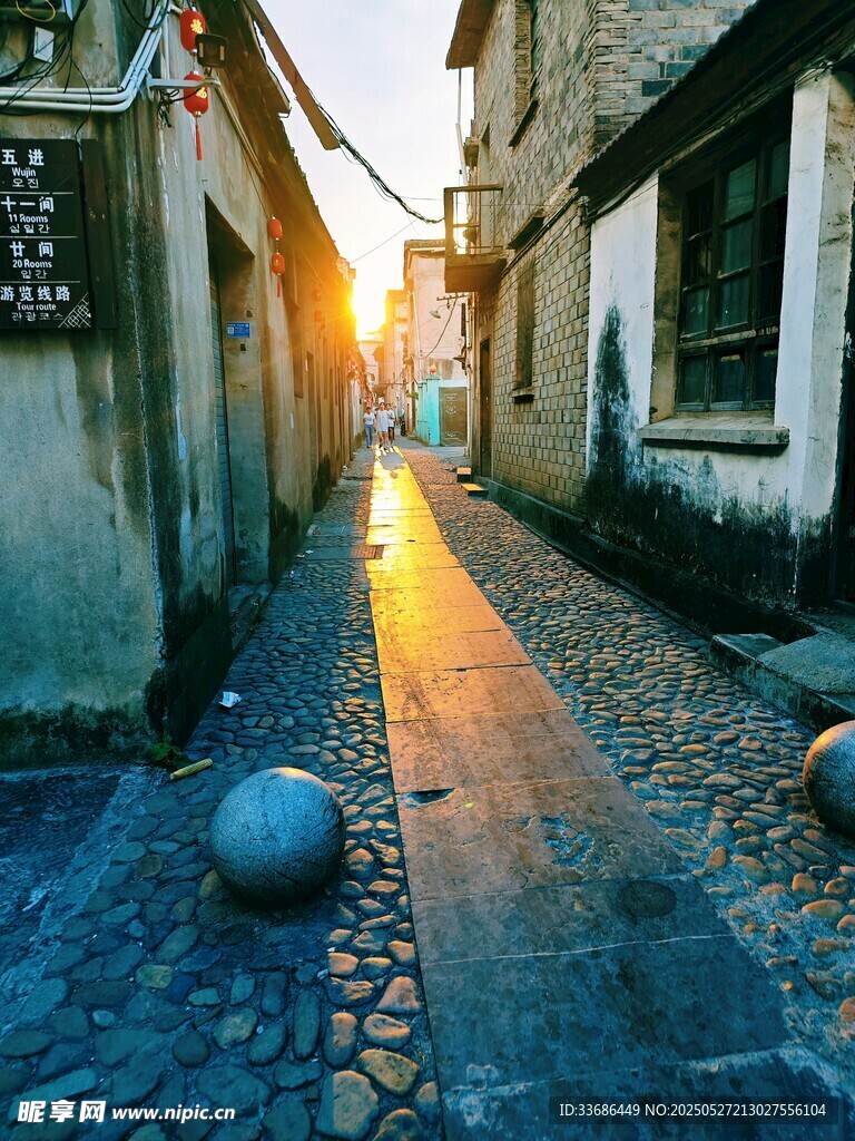 夕阳下的古巷石板路