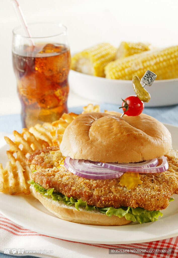 美味鸡肉汉堡配薯条饮料