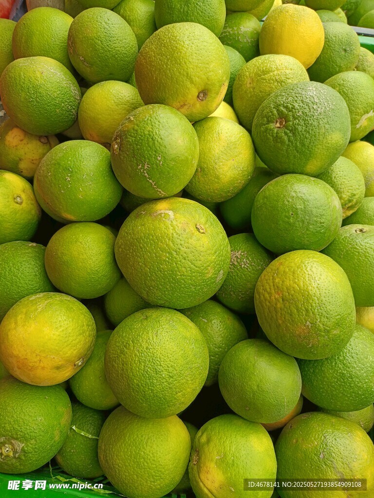一堆新鲜青柠