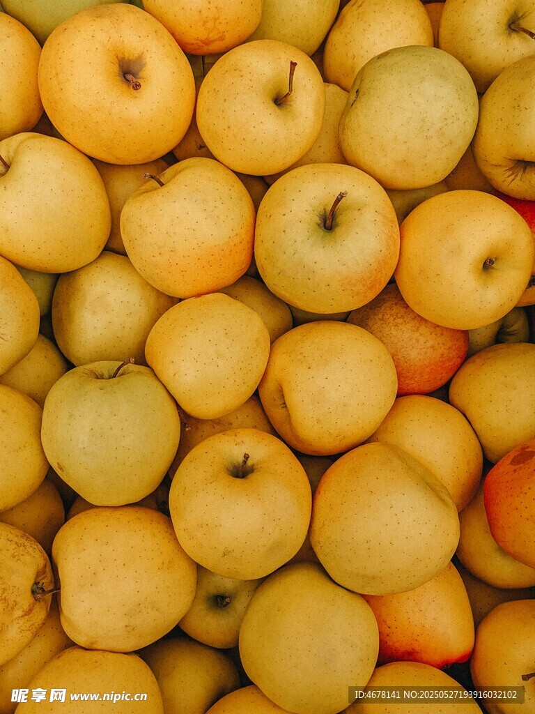 金黄饱满的苹果堆叠