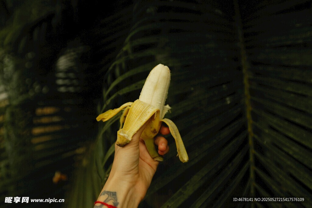 剥开的香蕉特写