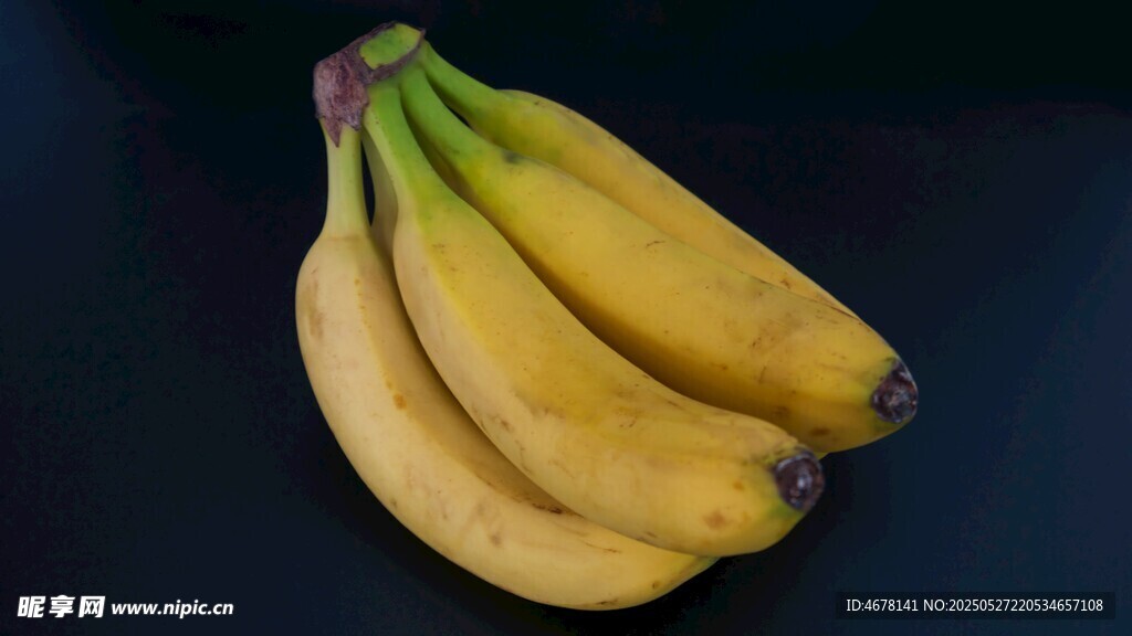 新鲜成串黄香蕉