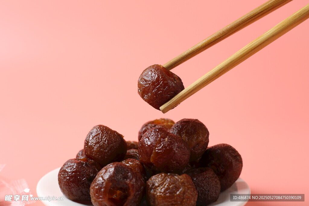 筷子夹起美味山楂果脯