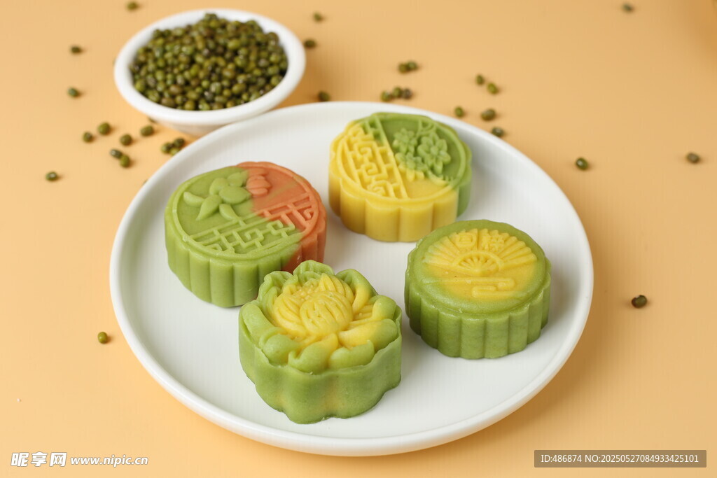多彩精致月饼摆于盘上