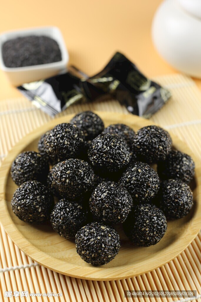 美味黑芝麻丸摆放在木盘上