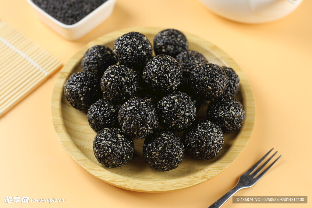 美味黑芝麻丸摆于盘中