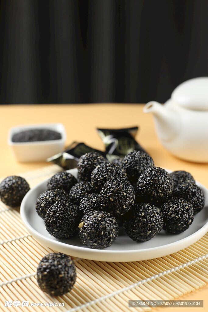 黑芝麻丸摆于盘中