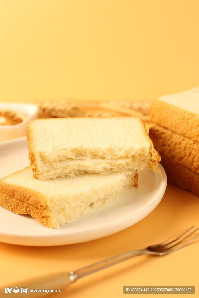 美味切片面包摆放在盘中