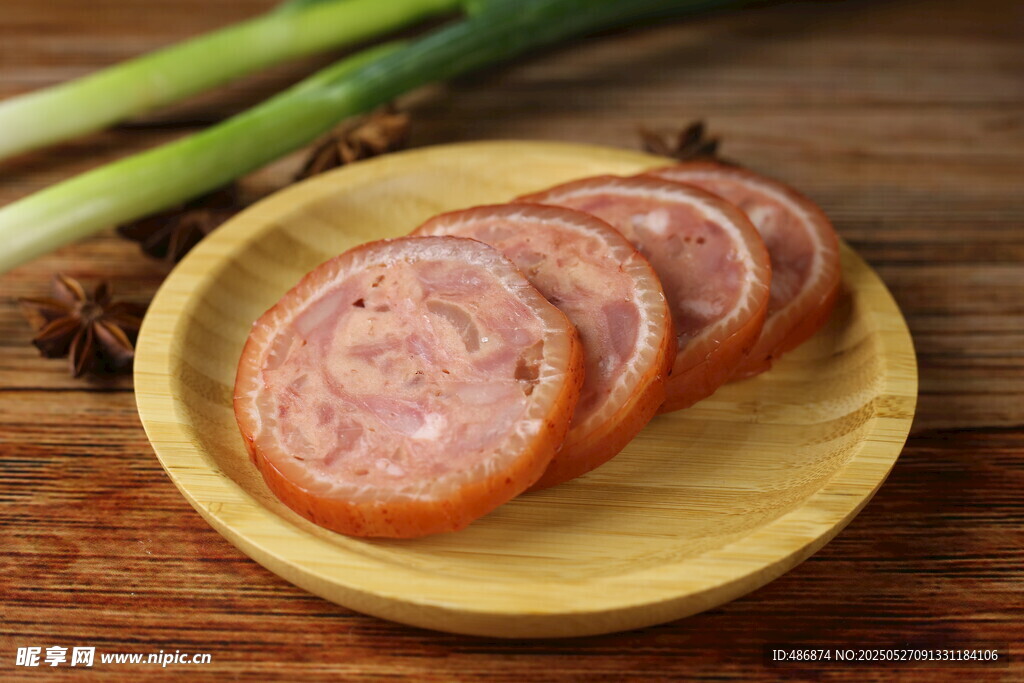 木盘上的香美味肠火腿切片