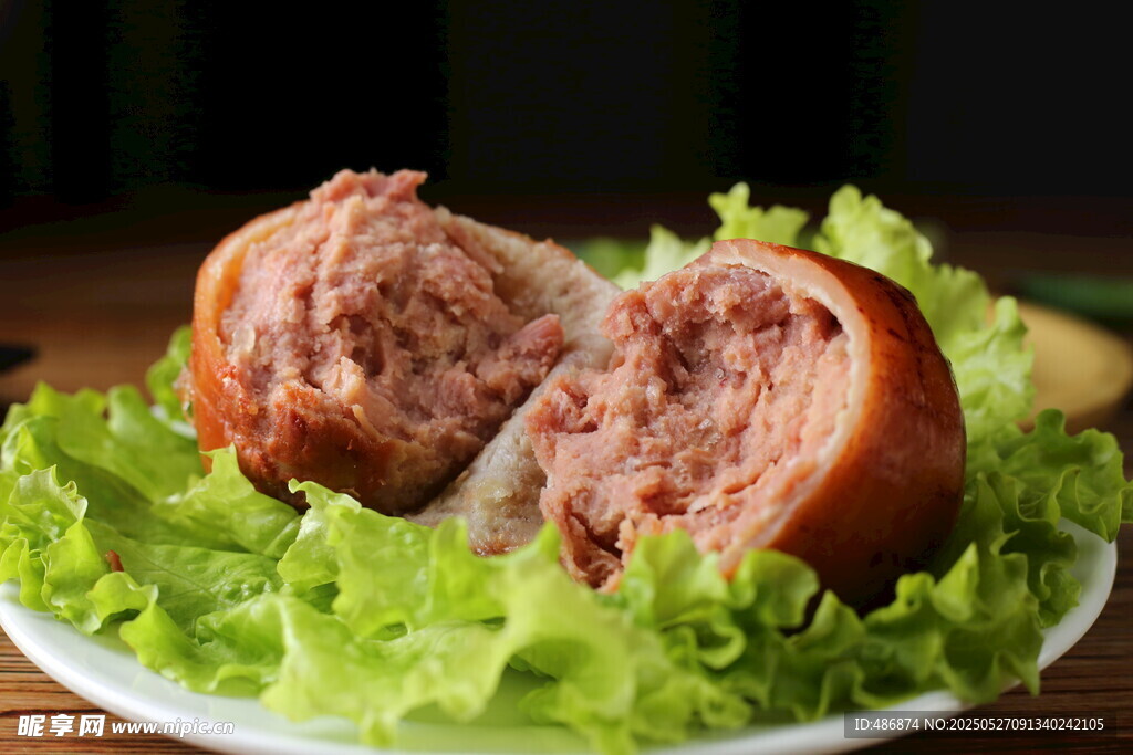 美味香肠火腿配新鲜生菜