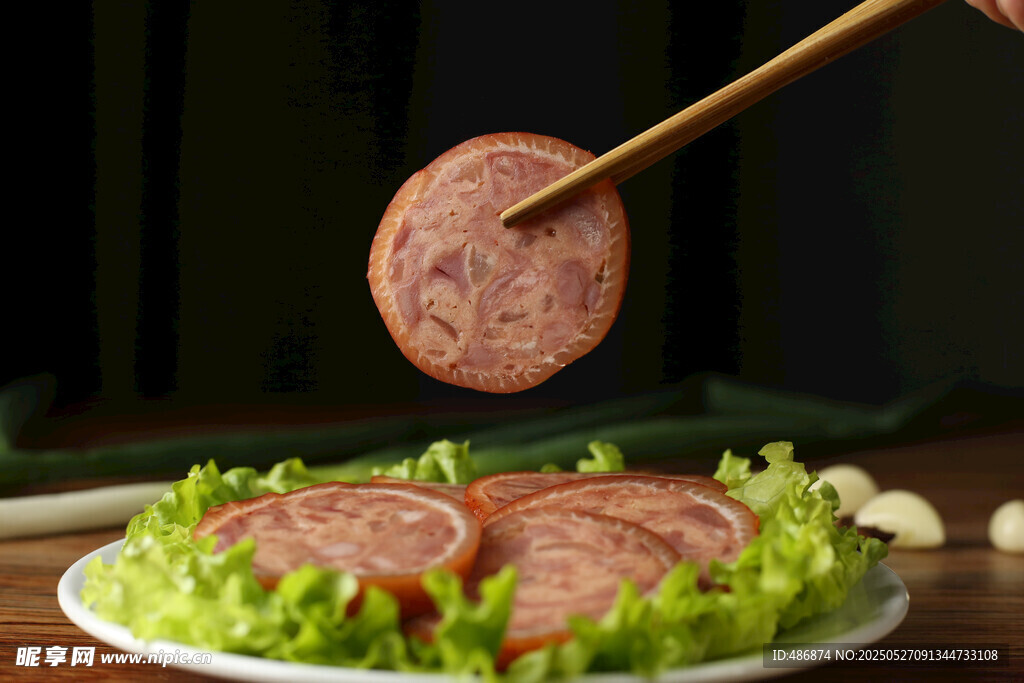 筷子夹起美味香肠火腿切片