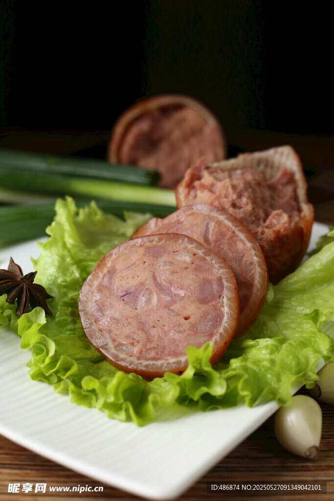 美味切片香肠火腿配新鲜生菜