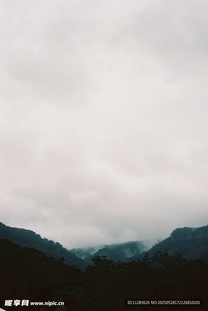 云雾缭绕的山峦景色