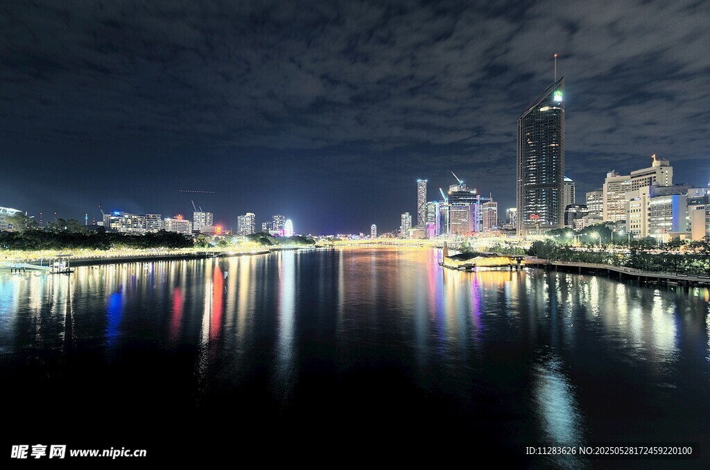 城市璀璨夜景水面倒影