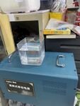 蓝色仪器配透明容器