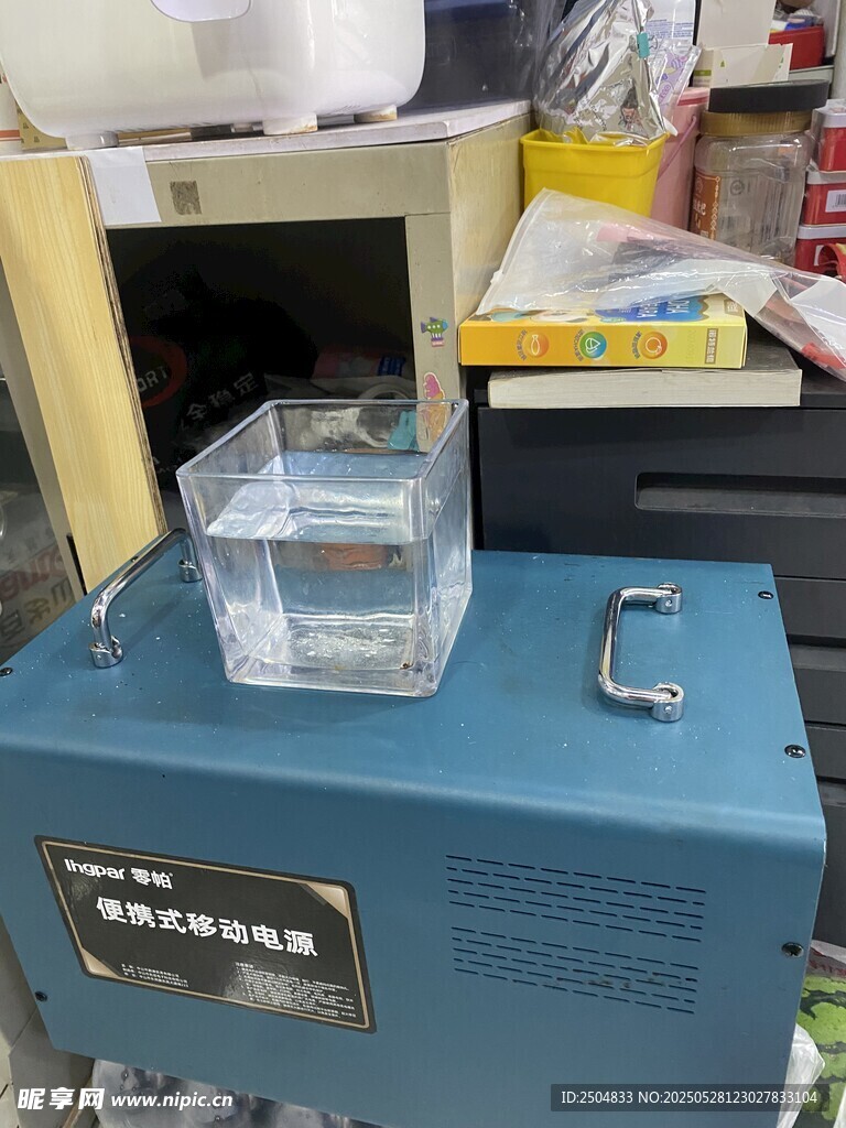 蓝色仪器配透明容器