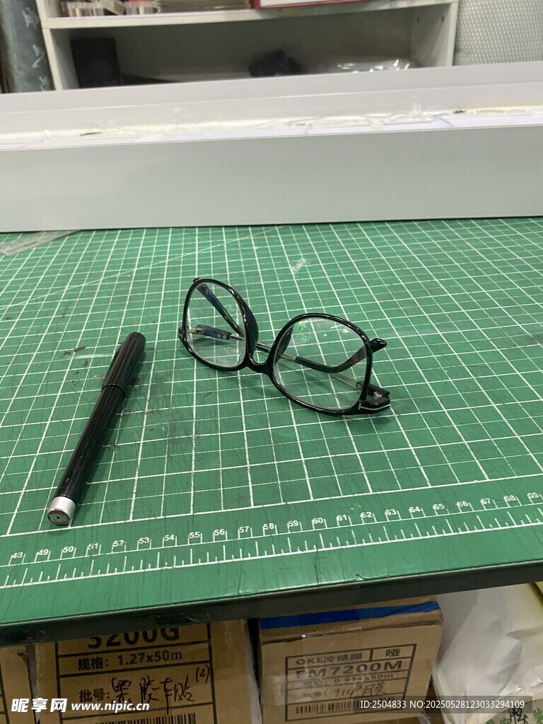 桌上的眼镜与笔