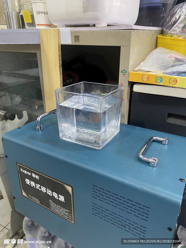 实验室中的透明容器设备