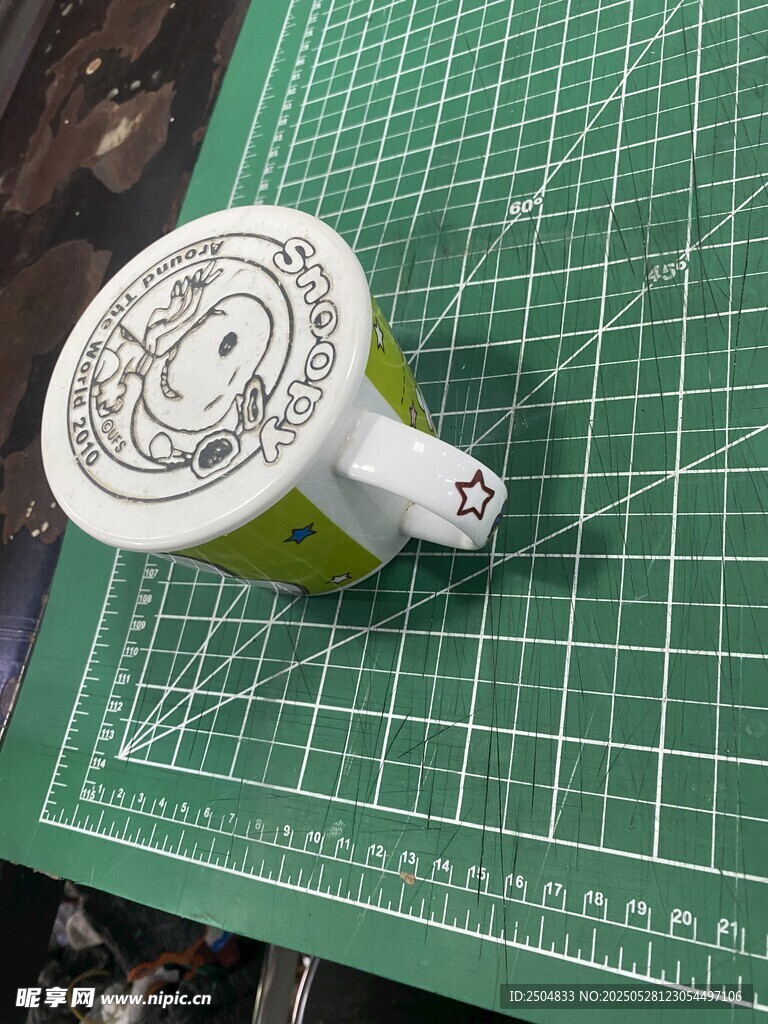 绿色杯垫上的精致图案