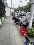 街道边停放的多辆摩托车
