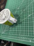 绿色垫板上的白色物件