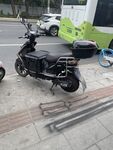 路边停放的黑色电动摩托车