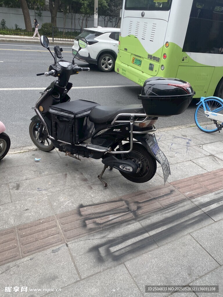 路边停放的黑色电动摩托车