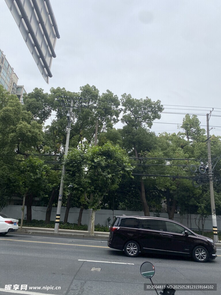 城市街道上行驶的车辆