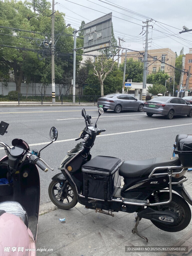 路边停放的黑色电动摩托车