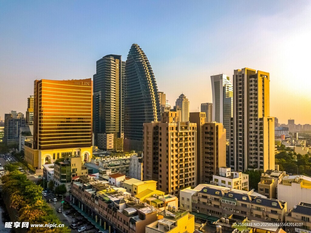 都市黄昏下的摩天大楼景观