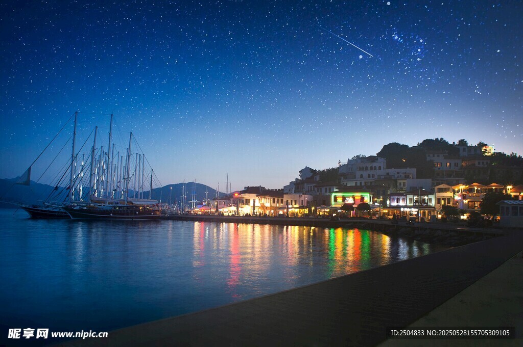 海滨夜景下的璀璨港湾