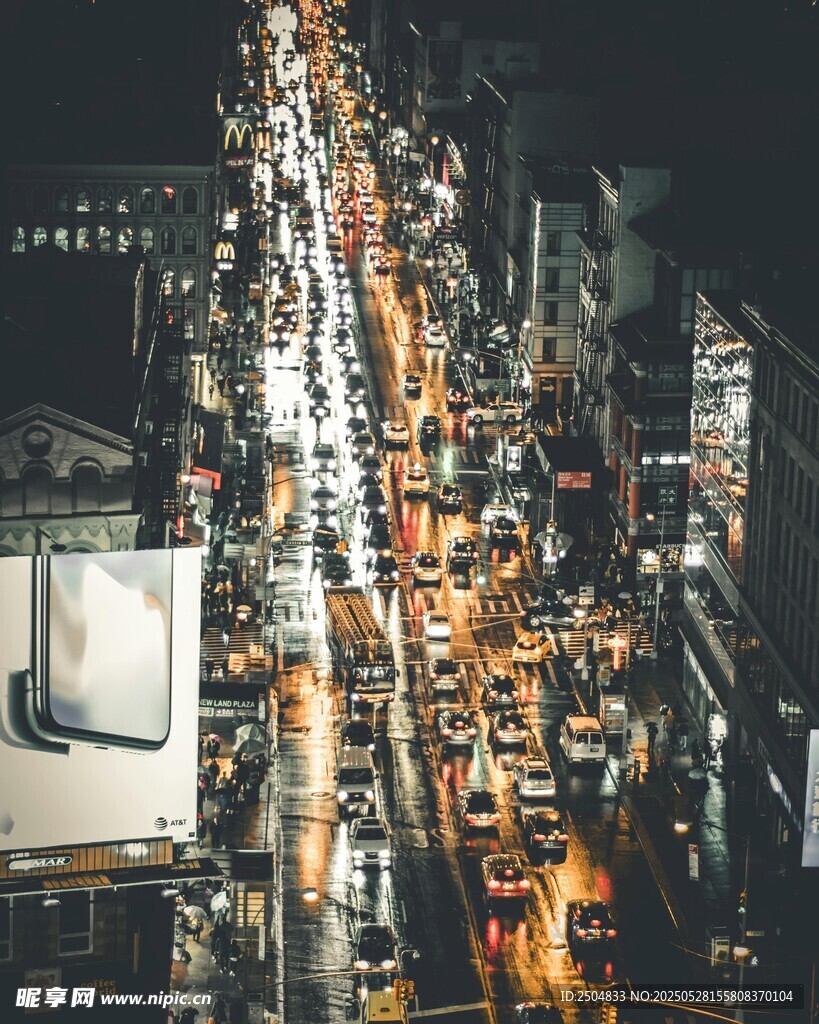 城市夜晚拥堵的车水马龙