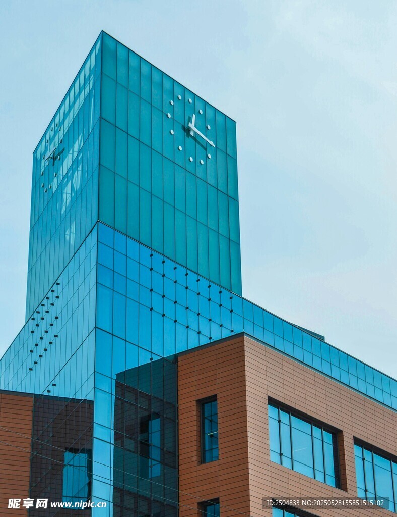 现代玻璃幕墙高楼建筑