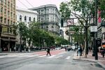 城市街道行人与建筑景观