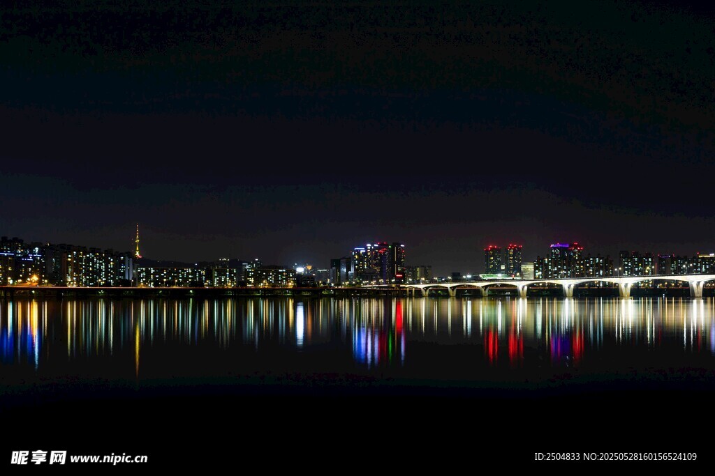 城市夜景湖面灯光倒影