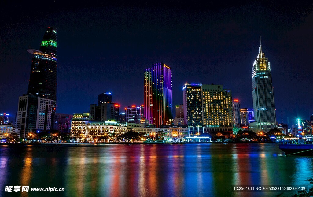 璀璨都市夜景映照水面