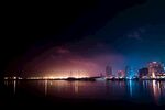 城市夜景下的静谧水面