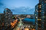 城市夜景中的高楼与河流