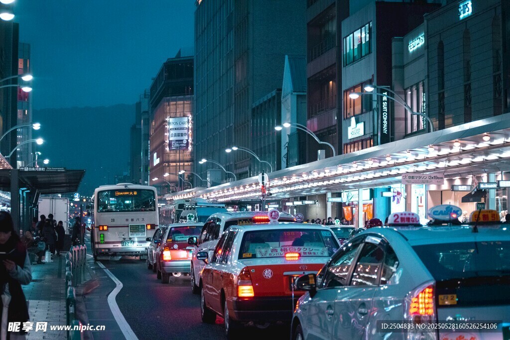 都市夜晚繁忙街道景象