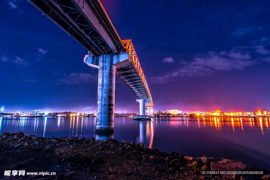 夜幕下的绚丽桥梁景观
