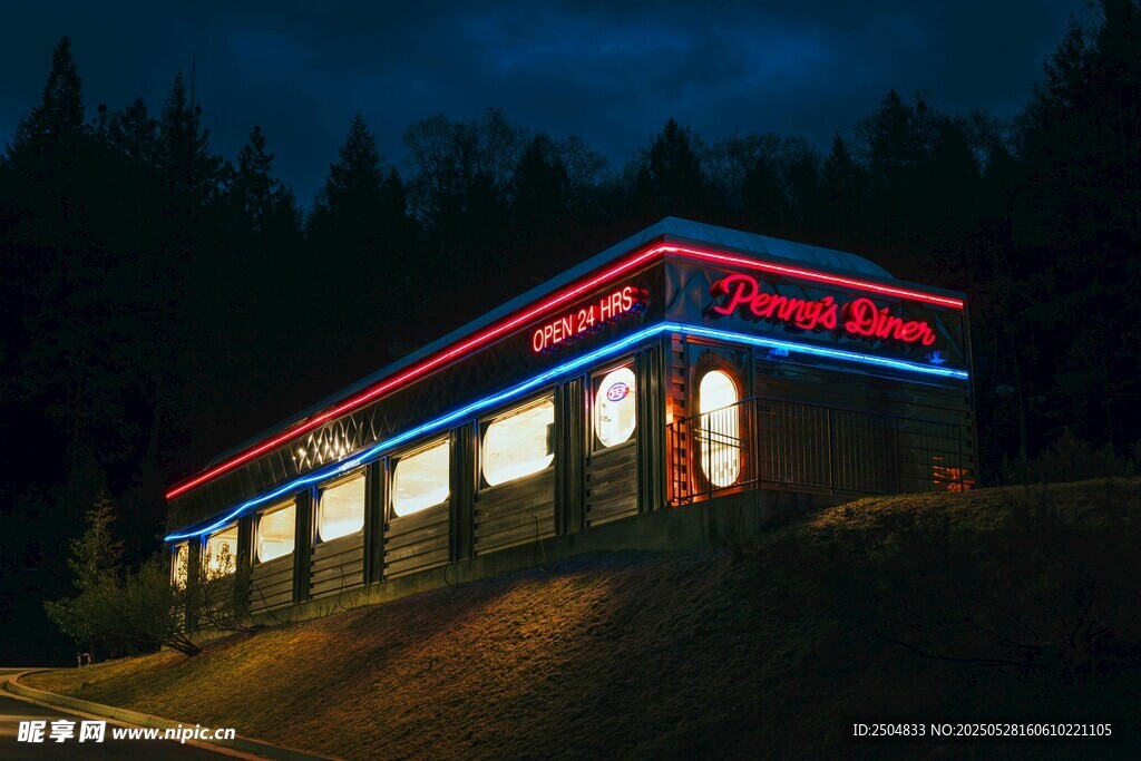夜晚灯火通明的山间小屋