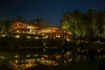 湖畔夜景中的璀璨灯火建筑