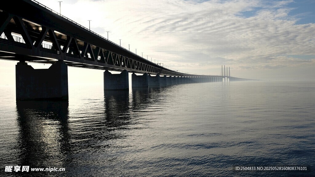 海上长桥横跨波光水面