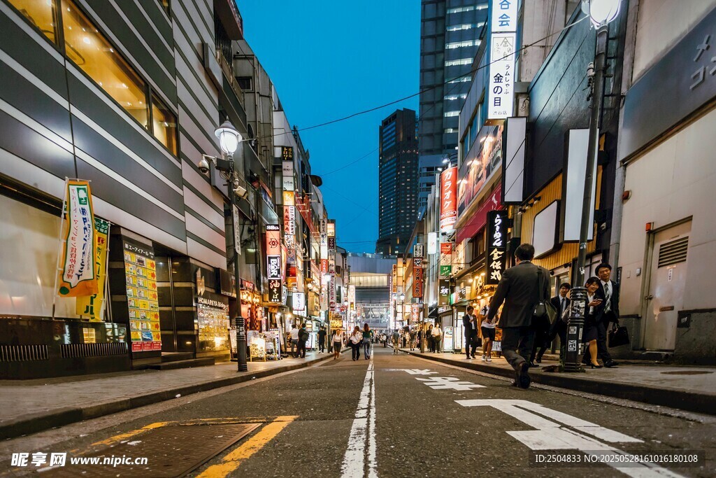 繁华都市街道夜景