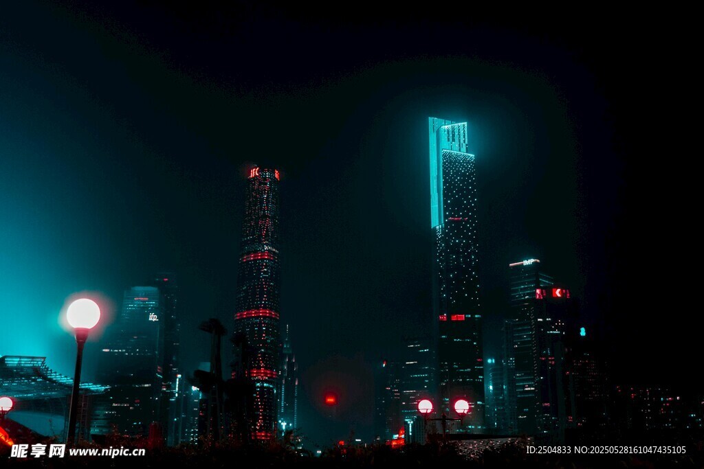城市夜景中的璀璨高楼