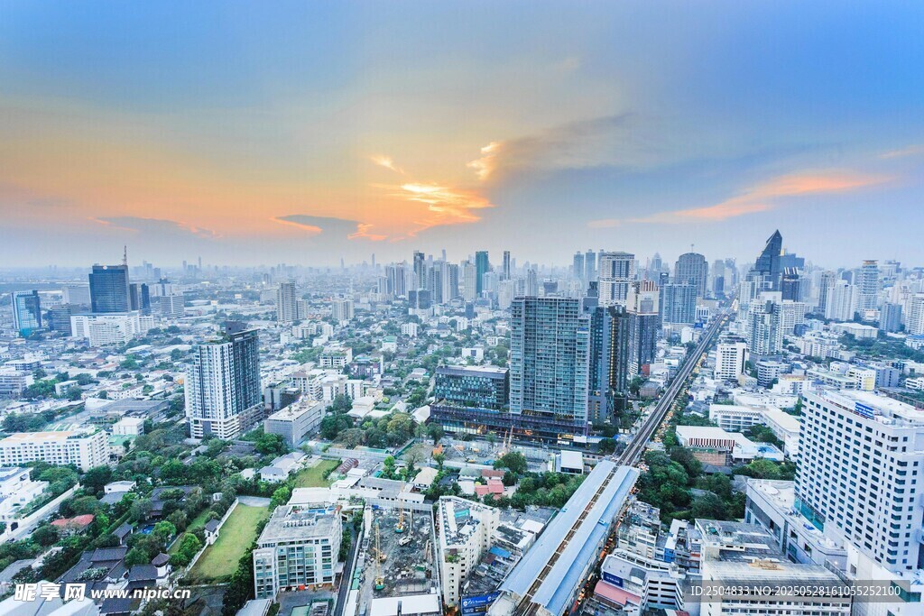 城市天际线的壮丽黄昏景色
