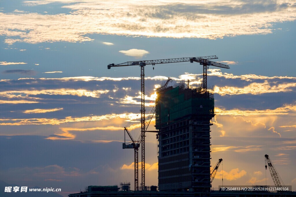 夕阳下的建筑施工场景