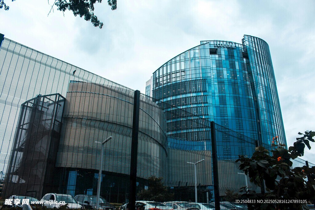 现代都市玻璃幕墙建筑