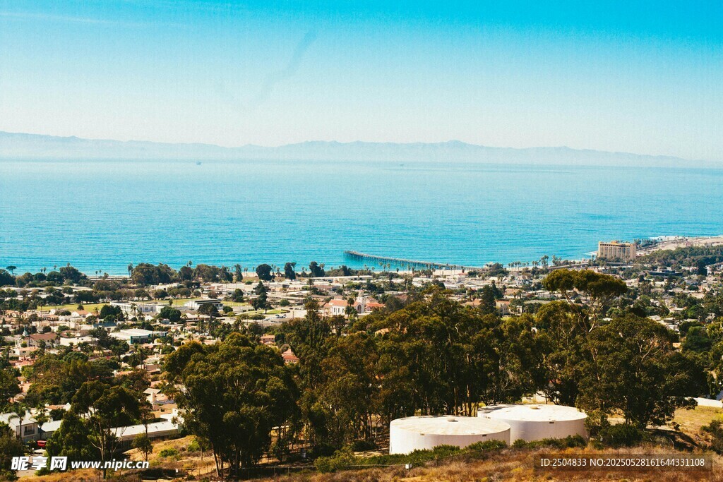 俯瞰海滨城镇美景